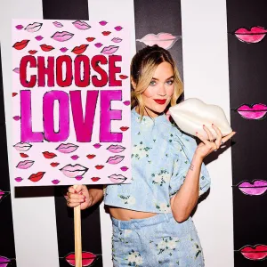 PEARL MEDIUM LIPS CLUTCH BAG